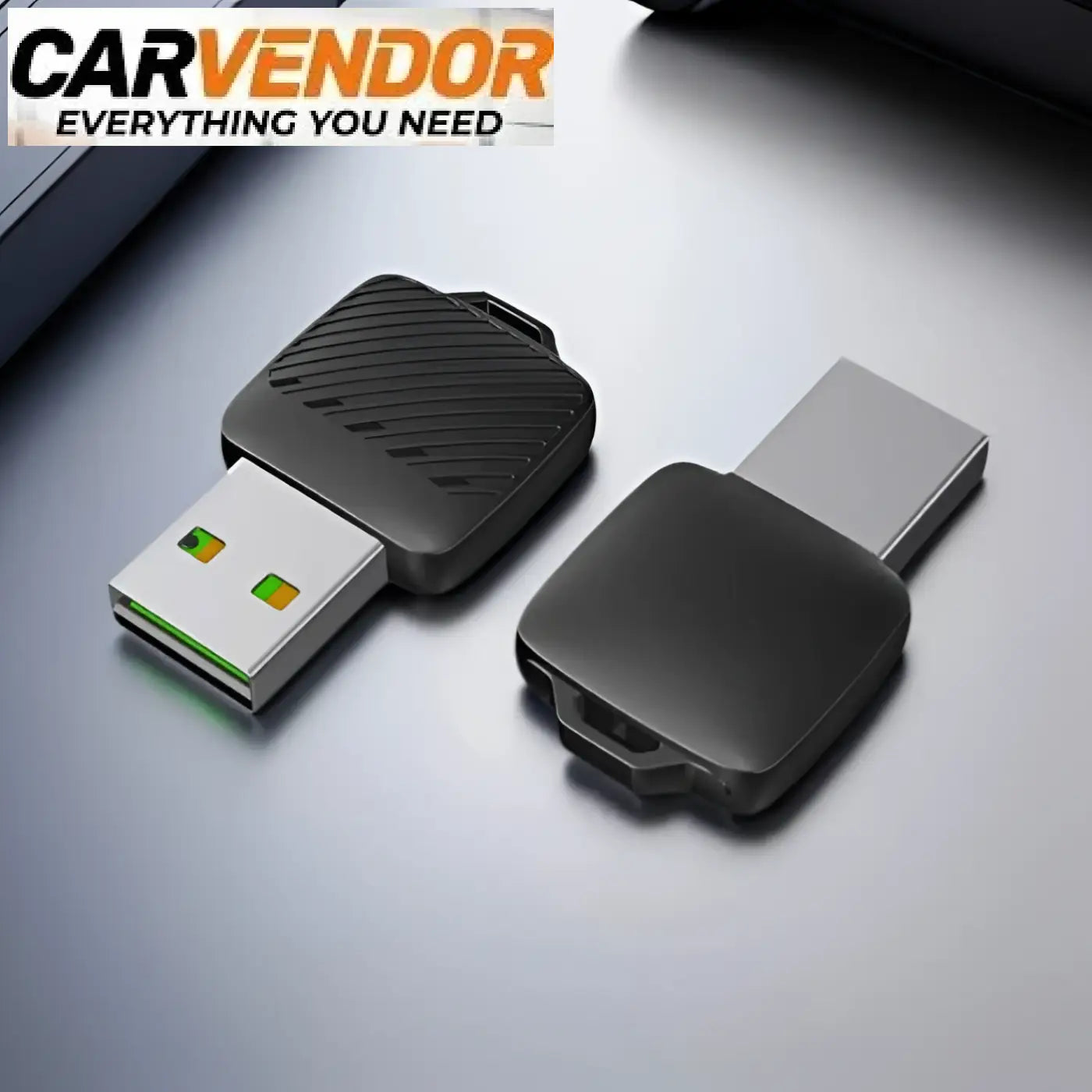 Musta usb-muistitikku teksturoidulla otteella ja hopeanvärisellä liittimellä 2-in-1 langaton carplay ja android auto -adapteri varten vihreillä led-merkkivaloilla