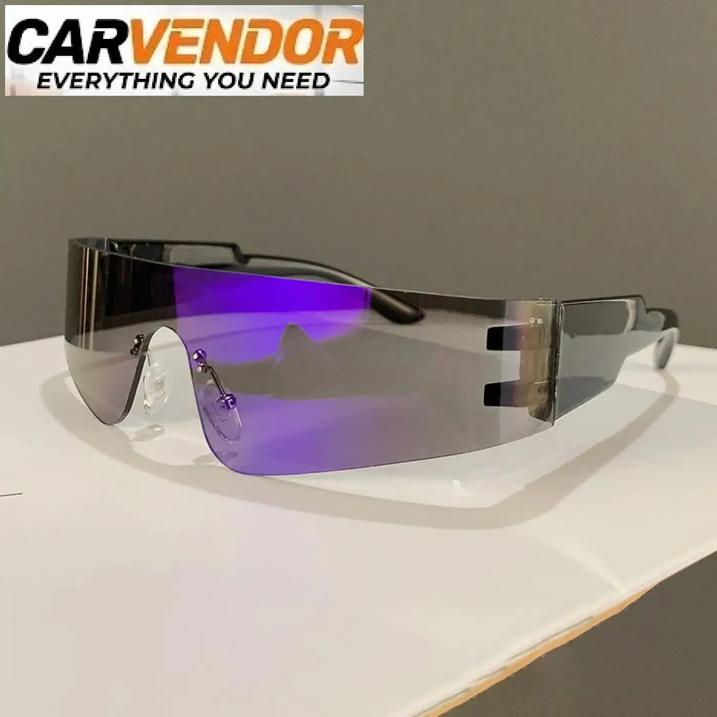 Kehyksettömät rimless aurinkolasit violettisävyisillä linsseillä mustalla kehyksellä ja metallisilla yksityiskohdilla