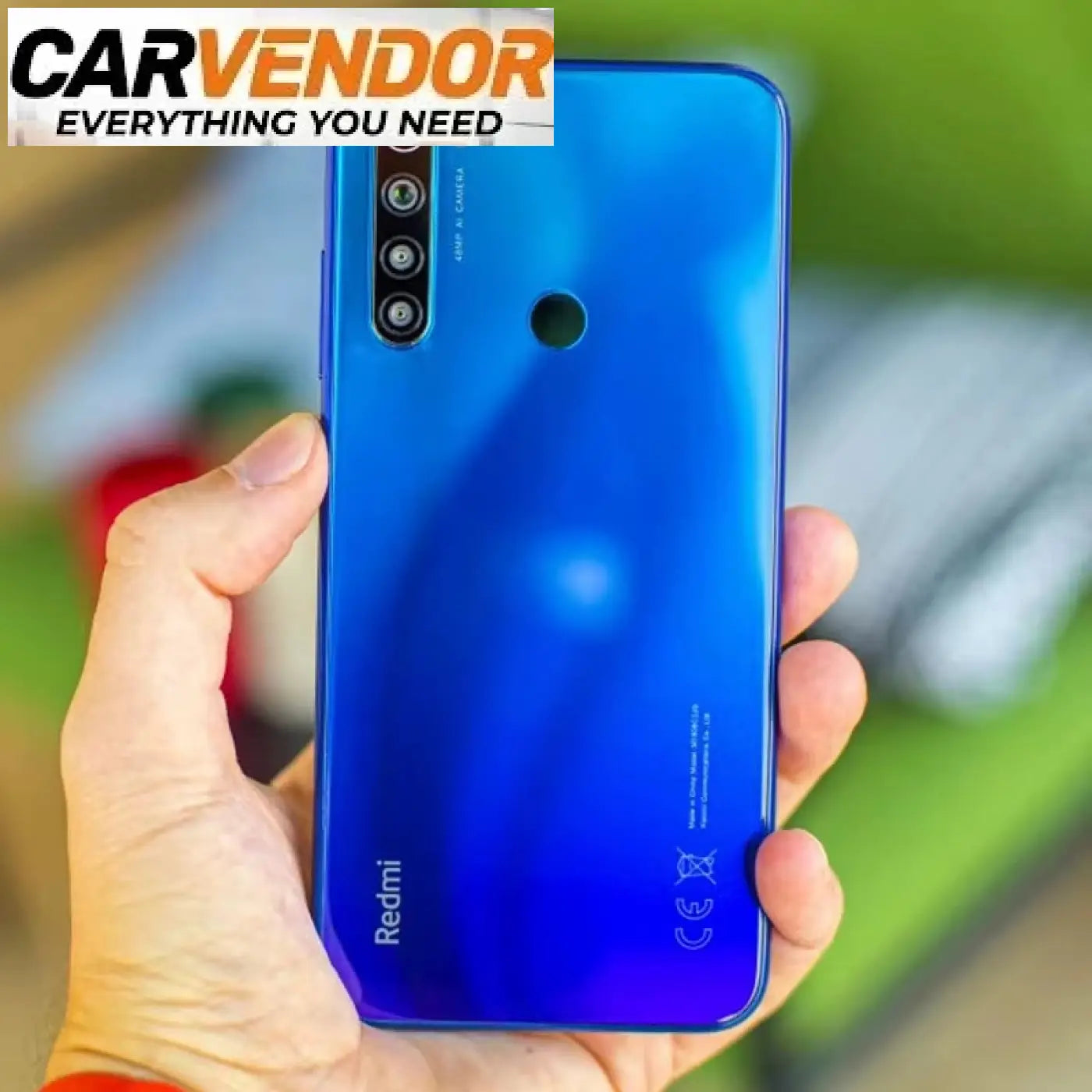 Takakuva kiiltävästä sinisestä xiaomi redmi note 8 (2021) älypuhelimesta pystysuoralla kamerajärjestelmällä ja suojakuorella
